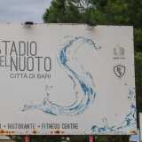 La sua insegna a forma rettangolare raffigura un�onda a forma di �S� (lettera che sta per �Stadio�) accompagnata da due loghi: uno del Comune, l�altro della Waterpolo, societ� che gestisce l�impianto dal 2012